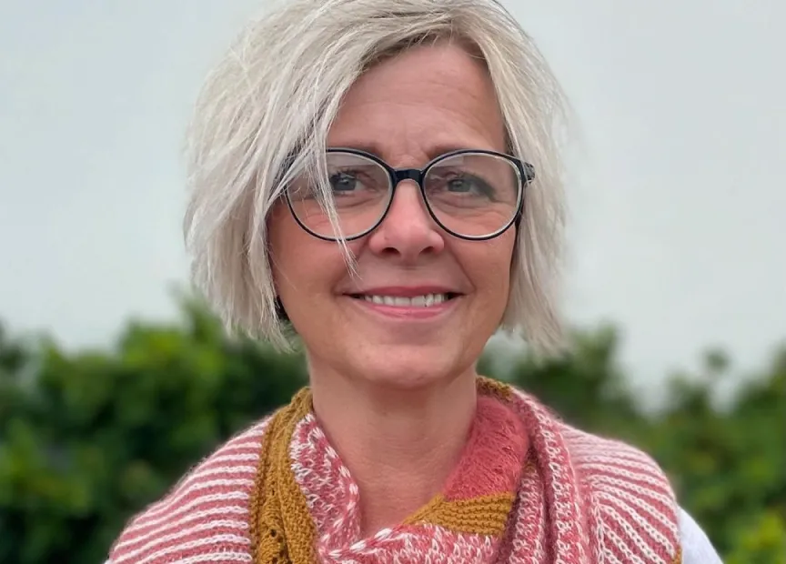 Anette, som driver Garnmagi, i et rosa og gult strikket sjal