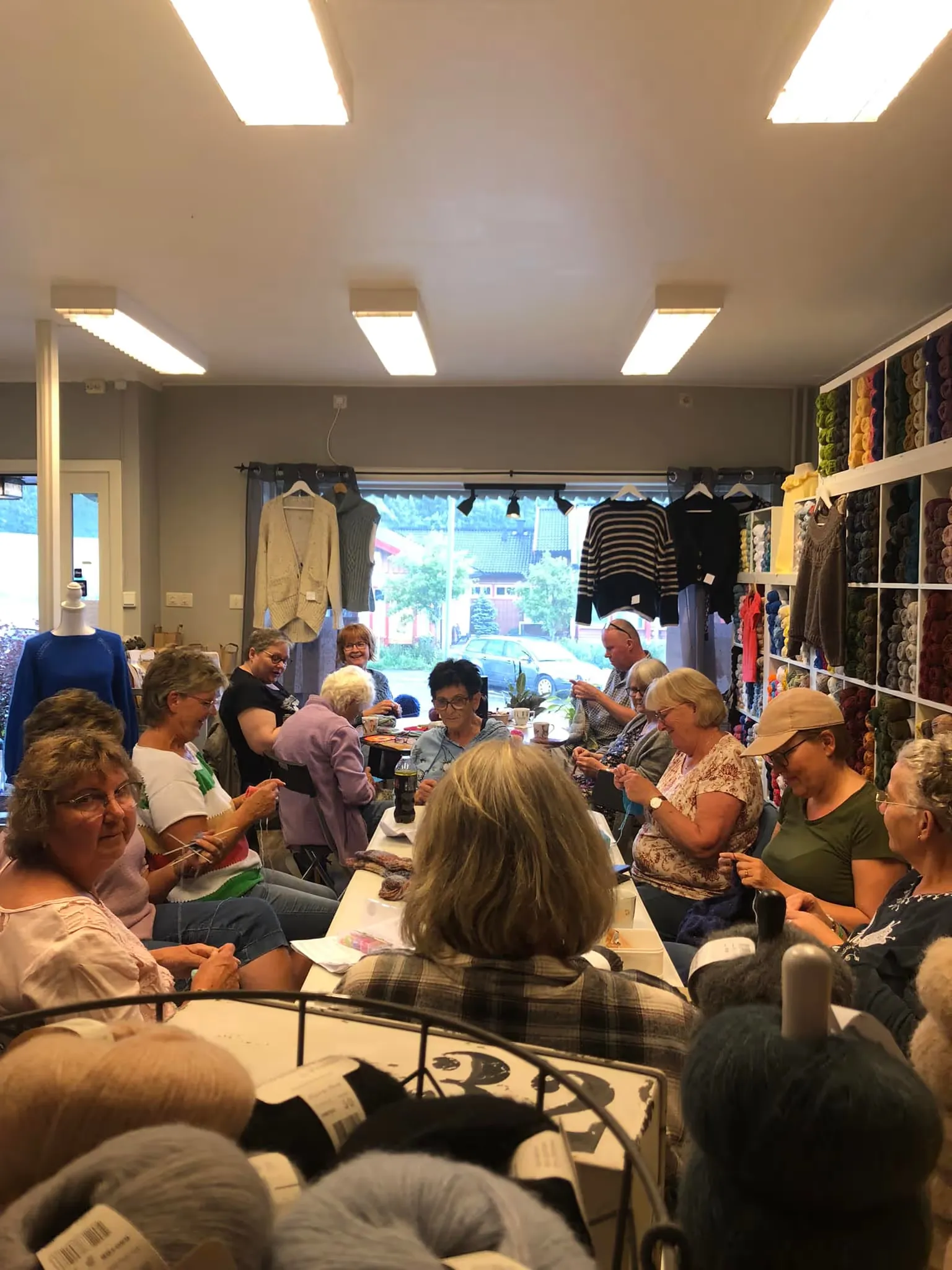 Et fullt lokale med strikkere på strikketreff