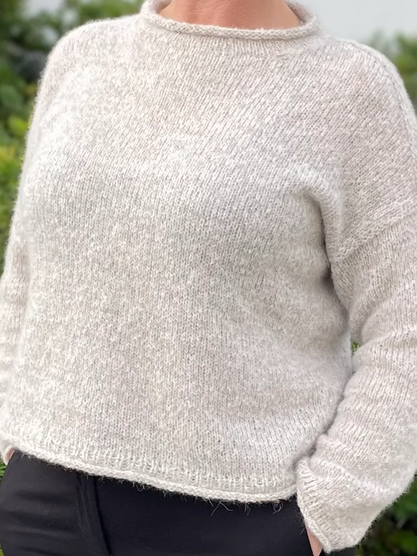 Genseren på bildet er strikket i Alpaca Silk fra Rauma istedenfor Tynn Silk Mohair, men begge deler fungerer like bra. Du kan også bruke dobbel tråd Tynn Silk Mohair. Designet av PetiteKnit.