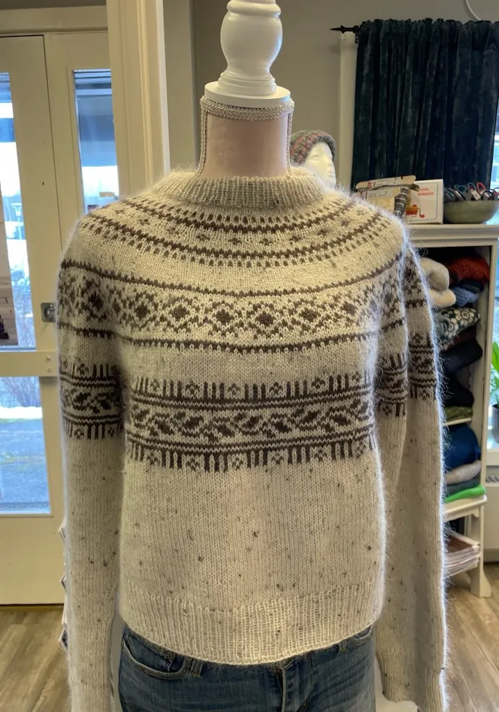 Porcelain yoke sweater av LeKnit.