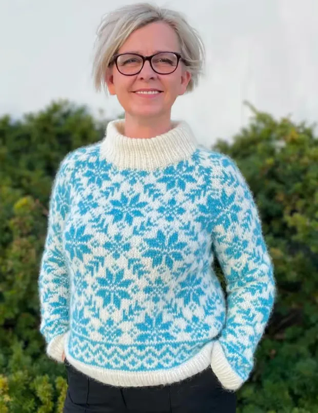 Carly sweater strikket i Viking Alpaca Bris. Designet av House of Yarn.